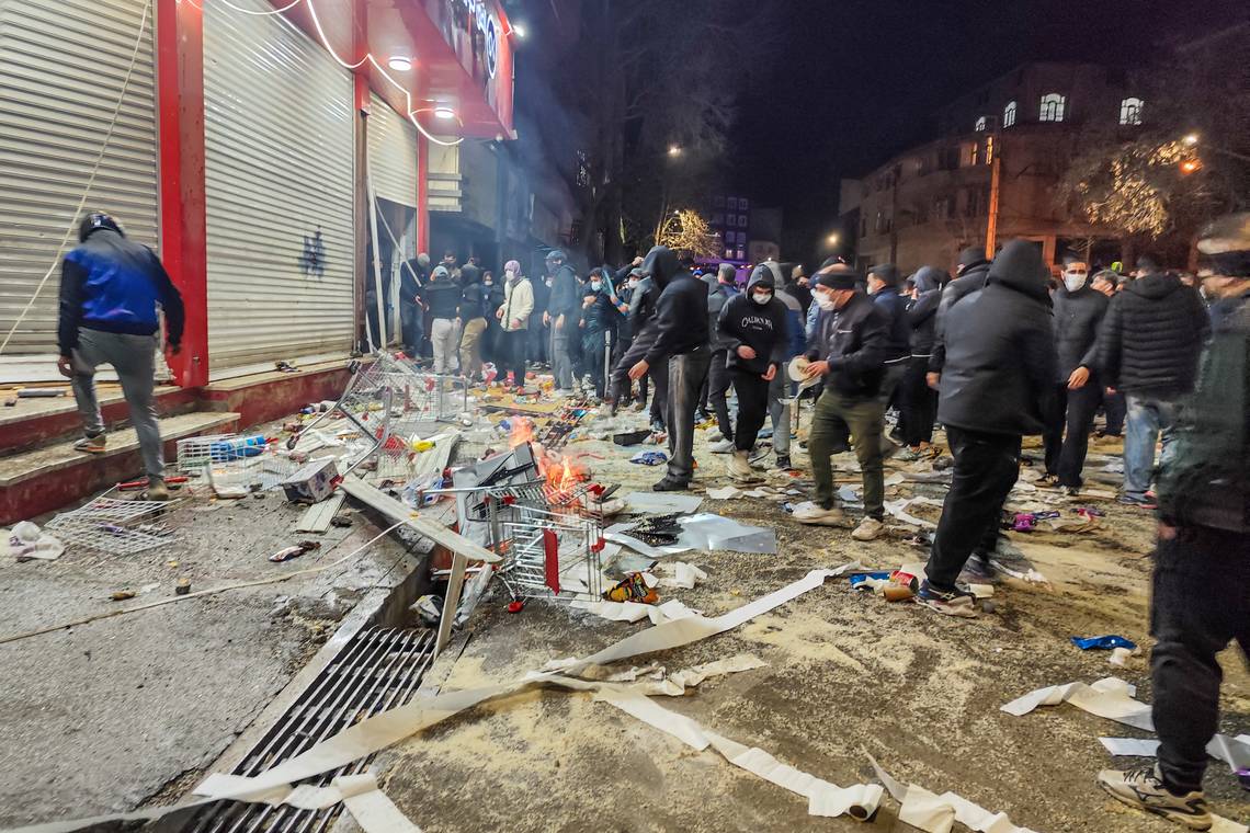 Krijgt boze bevolking Iraans regime op de knieën? ‘Het is letterlijk stenen tegen machinegeweren’