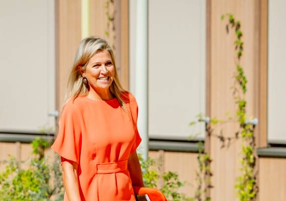 Máxima floreert in tropisch oranje tijdens werkbezoek in Groningen