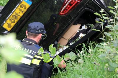 Politie vindt doos met wiet in achterbak gecrashte auto