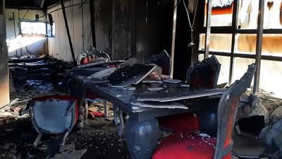 Tientallen stellen tussen hoop en vrees na grote brand in bruidszaak