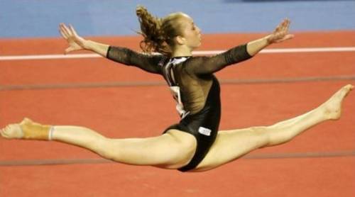 Gewezen topturnster die in de pornowereld belandde, wil terug de sport in