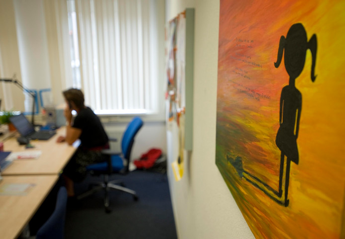 Grote drukte bij de Kindertelefoon, waar ook extra veel zorgwekkende gesprekken bij zitten. Het thuiszitten werkt spanning, en geweld, in de hand.