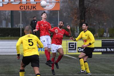 Doelman JVC Cuijk deelt karatetrap uit aan ploeggenoot