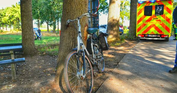 Fietser gewond naar ziekenhuis na aanrijding door tractor in Bergeijk - Eindhovens Dagblad