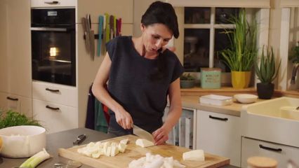 106. Soep van rammenas en pastinaak & Italiaanse salade met parmaham, gegrilde groent