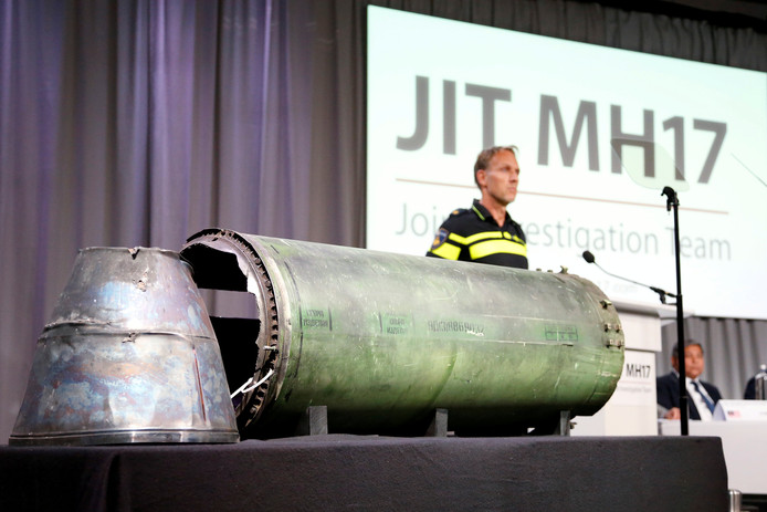 Een deel van de BUK-raket waarmee MH17 werd neergehaald, op een persconferentie van het onderzoeksteam vorige week.