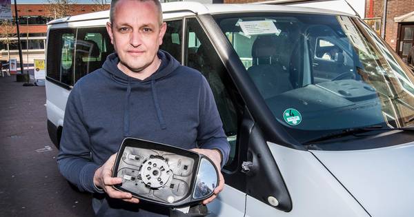 Groep jongeren sloopt taxibus in Goor onder ogen van chauffeur