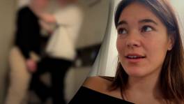 Ballbusting: man kickt erop om in zijn ballen getrapt te worden