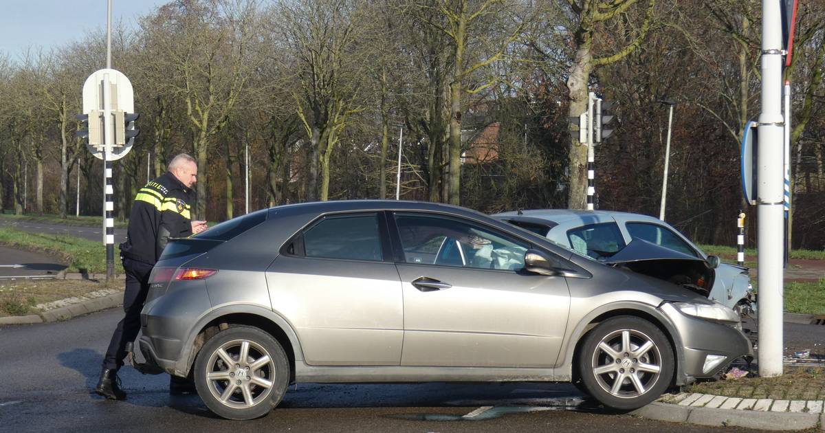 Baby en peuter met hun ouders naar ziekenhuis gebracht na botsing auto’s in Nijmegen.