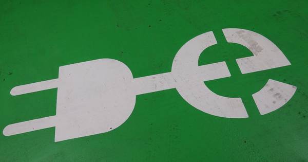 Eerste openbare laadpaal geplaatst in Delden