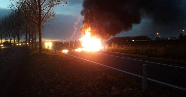 N36 richting Vriezenveen enige tijd afgesloten door autobrand
