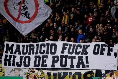 Woedende Roda JC-fans jagen geldschieter stadion uit