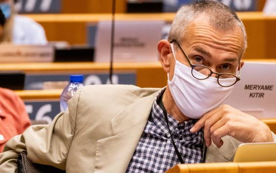 Live - Regering verstrengt coronamaatregelen: maximaal 3 nauwe contacten, cafés om 23 uur dicht