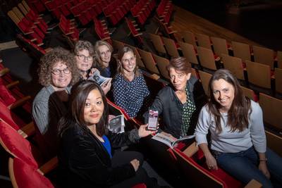 Op de bank alvast proeven van een voorstelling in Cultura