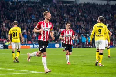 Scorende De Jong verrast met vrije trap: 'Ik oefen veel op de training'