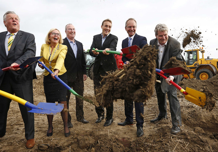 De start van de bouw Google's enorme datacenter in de Groningse Eemshaven in 2014.  Francois Sterin (3eR), directielid Global Infrastructure van Google en minister Henk Kamp (2eR) van Economische Zaken zetten de eerste schop in de grond.