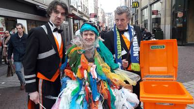 Clarien steelt show met jurk van plastic zakjes in Arnhemse ‘Plastic Soep Parade’