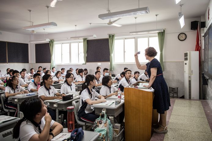 Middelbare scholieren (de meeste van hen zonder mondkapje) op hun eerste schooldag in het nieuwe jaar.