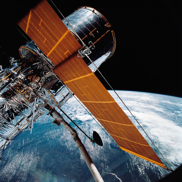 Hubble boven de aarde net na de lancering in 1990.