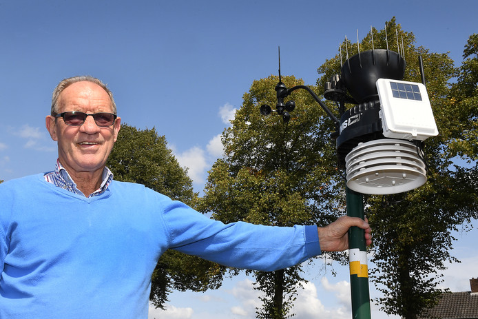 Regionaal weerdeskundige Bert Vloet bij een van zijn weerstations.