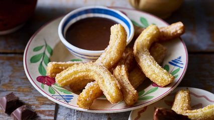22. Churros con chocolate