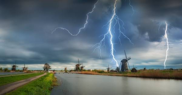 Code oranje: Langzaam maar zeker nadert noodweer | Binnenland | AD.nl