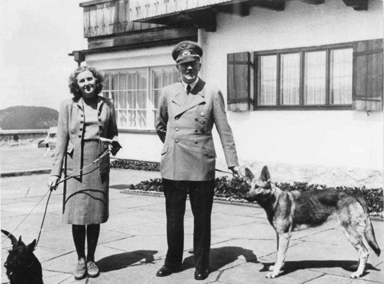 Adolf Hitler, Eva Braun en hun honden in het 'Arendsnest' in Berchtesgaden.