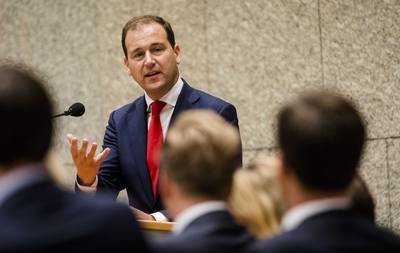 Asscher: Bedrijven mogen wet niet voorschrijven