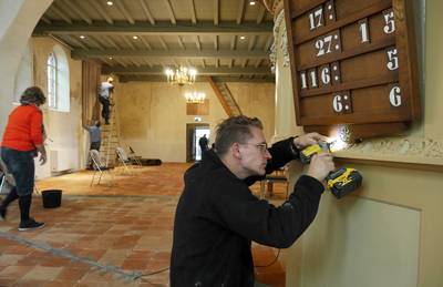 Kerk in Valburg coronaproof herinrichten na grote schoonmaak