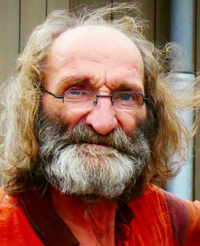 Al zwervend leert Hans de Ruiter alle straatjes en hoekjes van Tilburg kennen, de stad die hij nooit uit eigen wil verlaat. ,,Vroeger waren er zoveel mensen die nooit buiten een stadsmuur kwamen.” Hans is op 63-jarige leeftijd overleden.