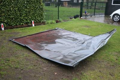 Dak waait van dakkapel in Ederveen