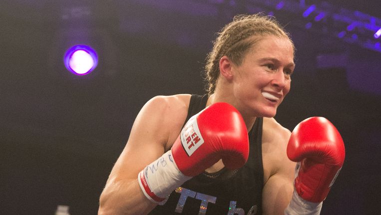 Delfine Persoon Reikt Kim Clijsters De Hand Meer Sport