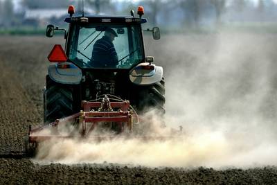 Wielrenners gewond na aanrijding met tractor in Friesland