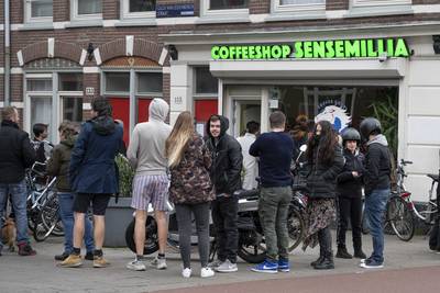 Amsterdam wil buitenlandse toeristen weren uit coffeeshops