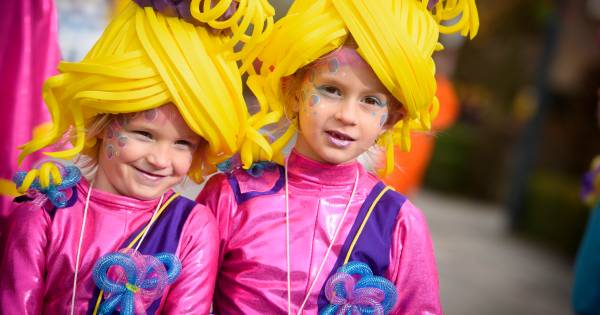 Veel feestvrachtwagens bij optocht De Mortel + uitslagen | Carnaval - Eindhovens Dagblad