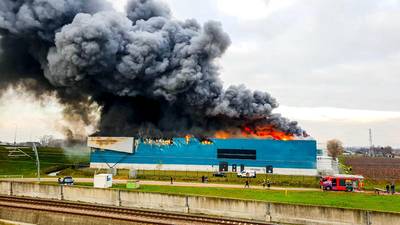 Dag na zeer grote brand in Kesteren: Nog kleine vuurhaarden en zwarte rookpluimen