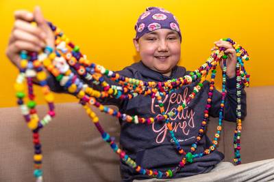 Leukemiepatiëntje Jade heeft 696 behandelingen achter de rug