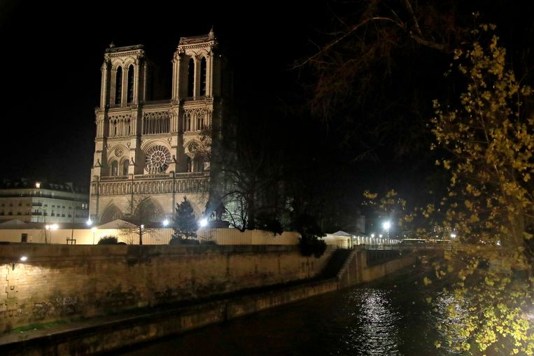 Voor het eerst sinds 1803 geen kerstnachtmis in de Notre-Dame - Trouw