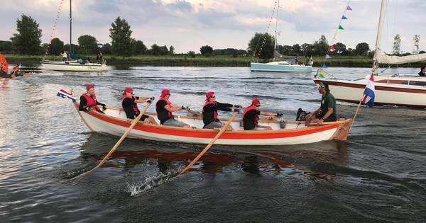 Roeiers Altena-Altena aangekomen in Wijk en Aalburg: 'Moe? Ik had nog wel een week door kunnen roeie