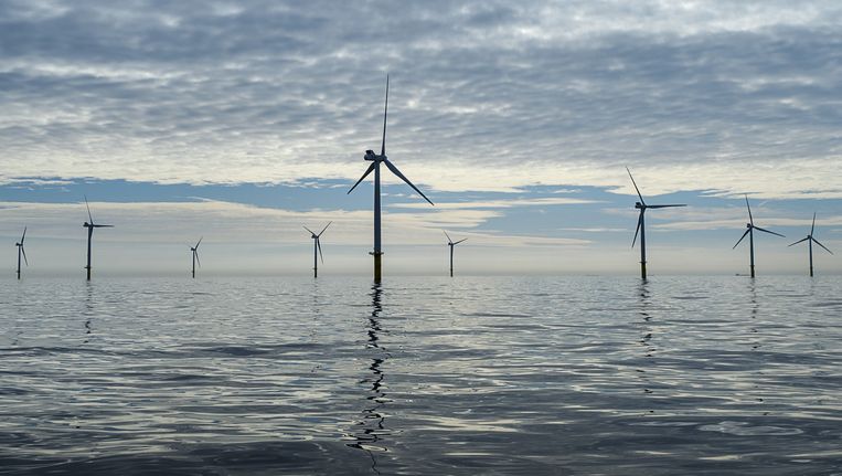 Windmolens reiken boven het wateroppervlakte van de Noordzee, 23 kilometer uit de kust ter hoogte van de strook tussen Zandvoort en Noordwijk. Beeld anp