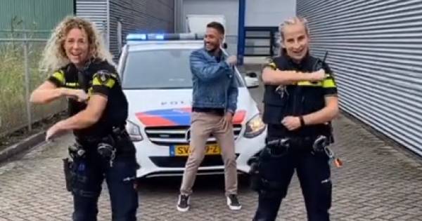 Agentes dansen met Rolf Sanchez, politie wuift kritiek weg .