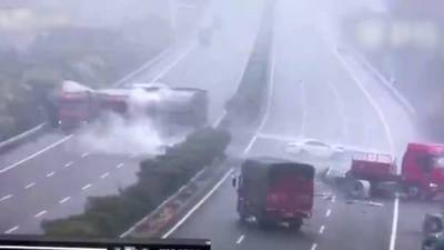 Spectaculair ongeluk: vijf vrachtwagens crashen in China