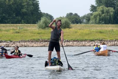 Plastic Soup Surfer: Rijnoevers liggen vol met wegwerp-bbq's