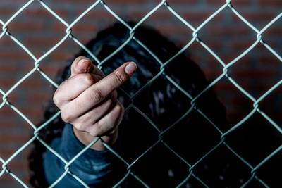 Puber opgepakt voor opsteken twee middelvingers naar de politie