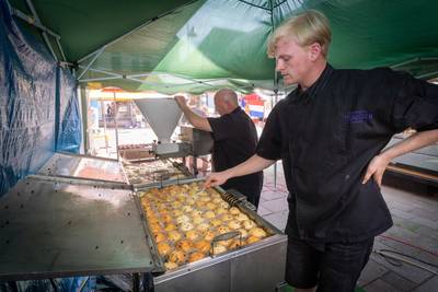 Bakker Teunissen verkoopt duizenden oliebollen op heetste dag in 75 jaar