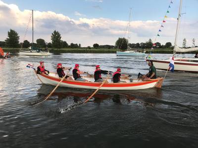 Roeiers Altena-Altena aangekomen in Wijk en Aalburg: ‘Moe? Ik had nog wel een week door kunnen roeie