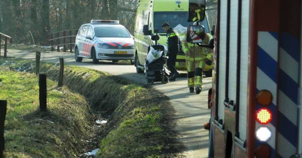 Man rijdt met elektrische rolstoel in sloot in Hertme en raakt gewond - Tubantia