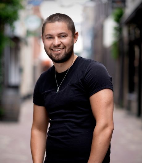 Dennis was barman in het buitenland, maar is de cocktails nu wel zat