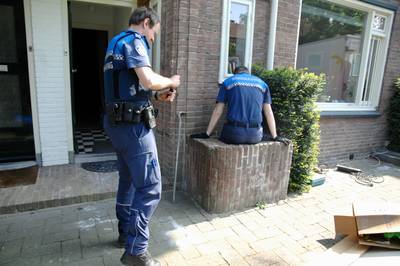 Brandweer redt kat en krijgt stank voor dank: ‘Oh hij pist m'n jas onder, lekker joh’