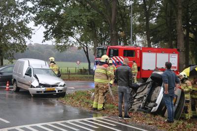 Opnieuw botsen auto's op kruising Hessenweg in Lunteren